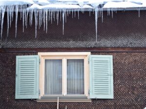 Fensterladen und Eiszapfen