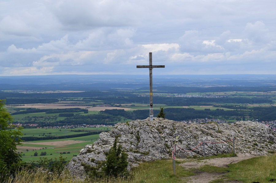 Gipfelkreuz auf dem Lochenstein_Schwäbische Alb