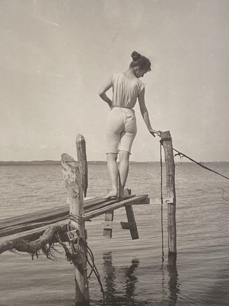 Mädchen auf einem Bootssteg