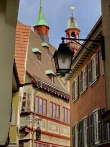 Gasse in Tübingen mit Blick aufs Rathaus