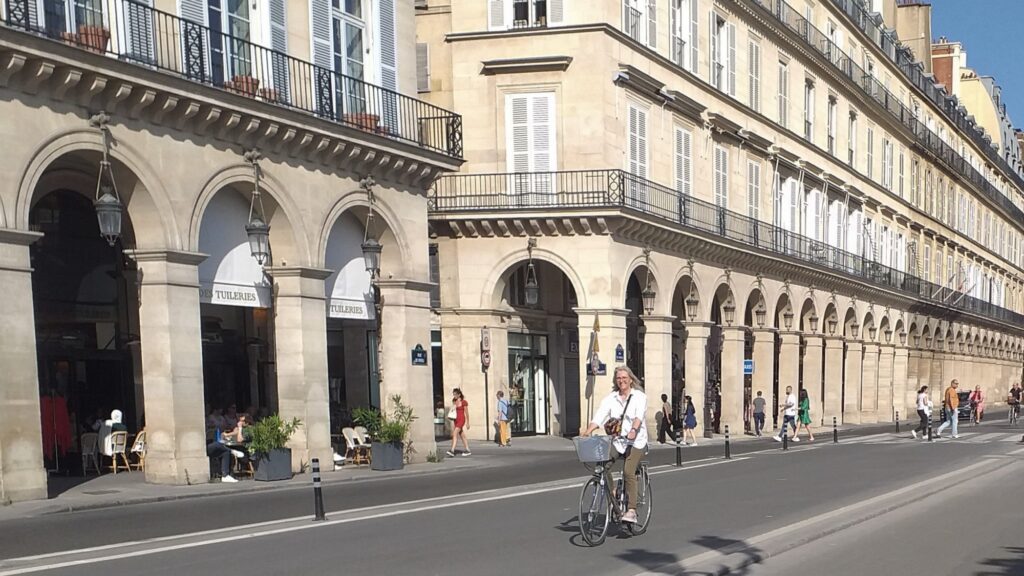 Andrea Bachmann fährt mit dem Fahrrad durch die Rue de Rivoli