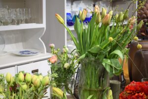 Weiße Tulpensträuße in einem Blumengeschäft