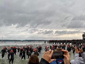 Menschen am Strand vor einem Wettkampf