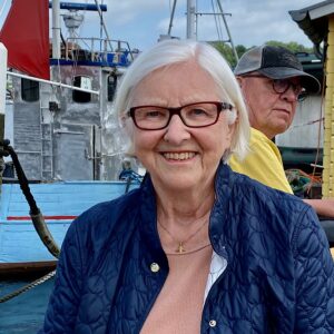 Eine ältere Frau auf einem Schiff