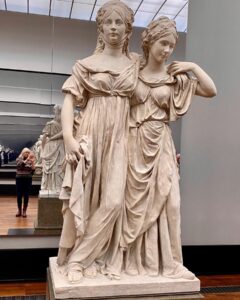 Eine lebensgroße Skulptur der beiden Prinzessinnen von preußen aus dem 18. Jahrhundert