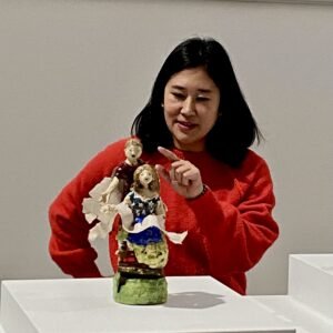 Die japanische Künstlerin Asana Fujikawa zeigt eine ihrer Keramikfiguren
