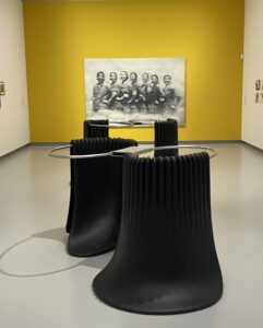 Ein Raum in der Kunsthalle Tübingen mit einer gelben Wand und schwarzen Skulpturen