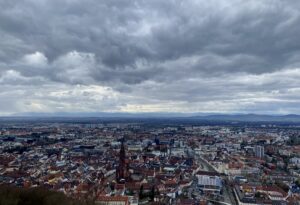 Blick auf Freiburg im Sturm