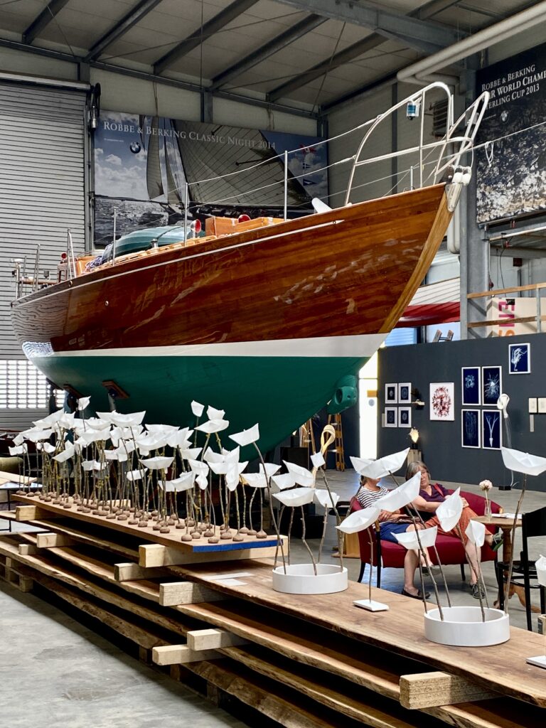 Kunstausstellung auf einer WErft, die Yachten restauriert