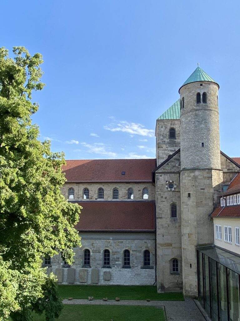 Blick in den INnenhof des Michaelisklosters in Hildesheim