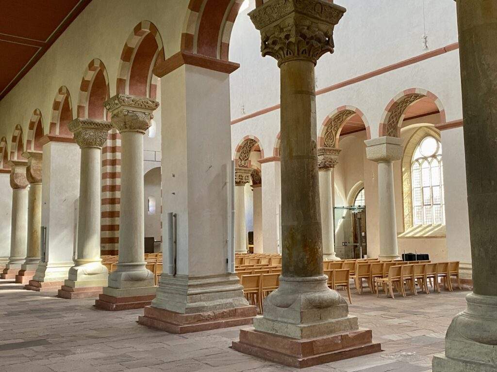 Säulen im Mittelschifff der Michaeliskirche Hildesheim
